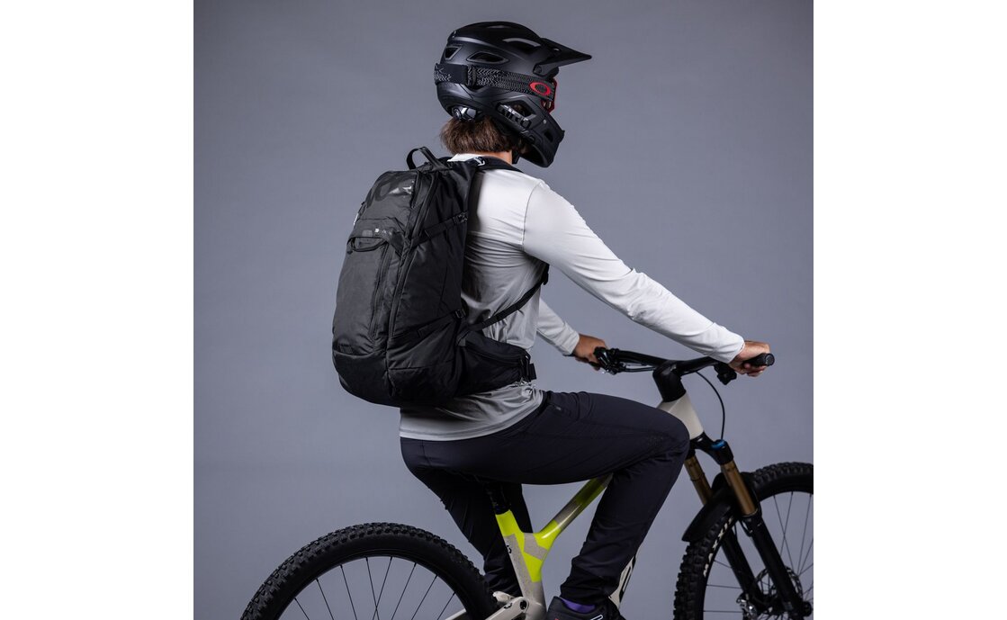 Evoc Trail Pro Blackline 16