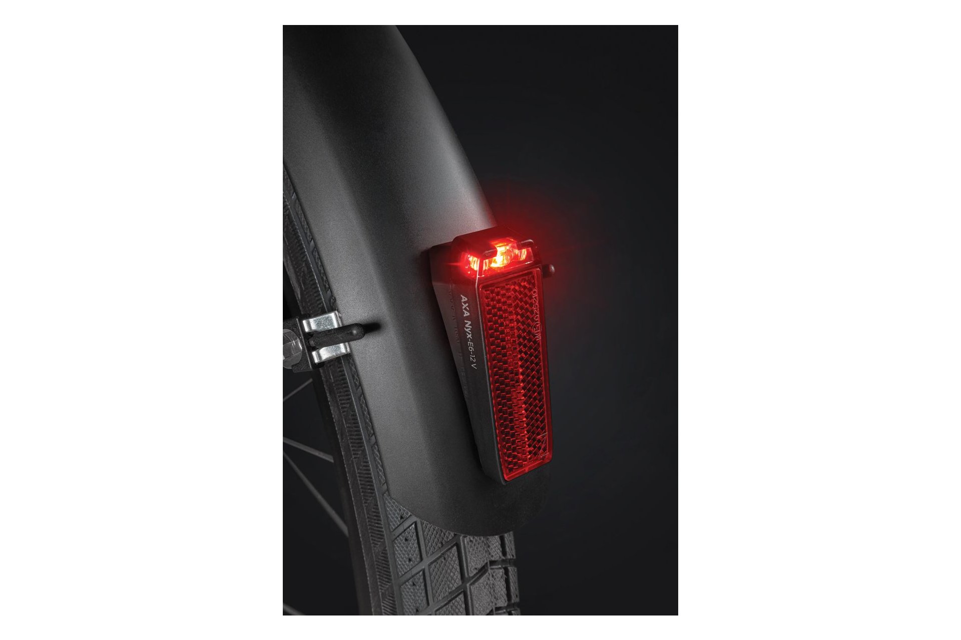 AXA Nyx mit Bremslichtfunktion Rücklicht für E-Bike 6-12 V