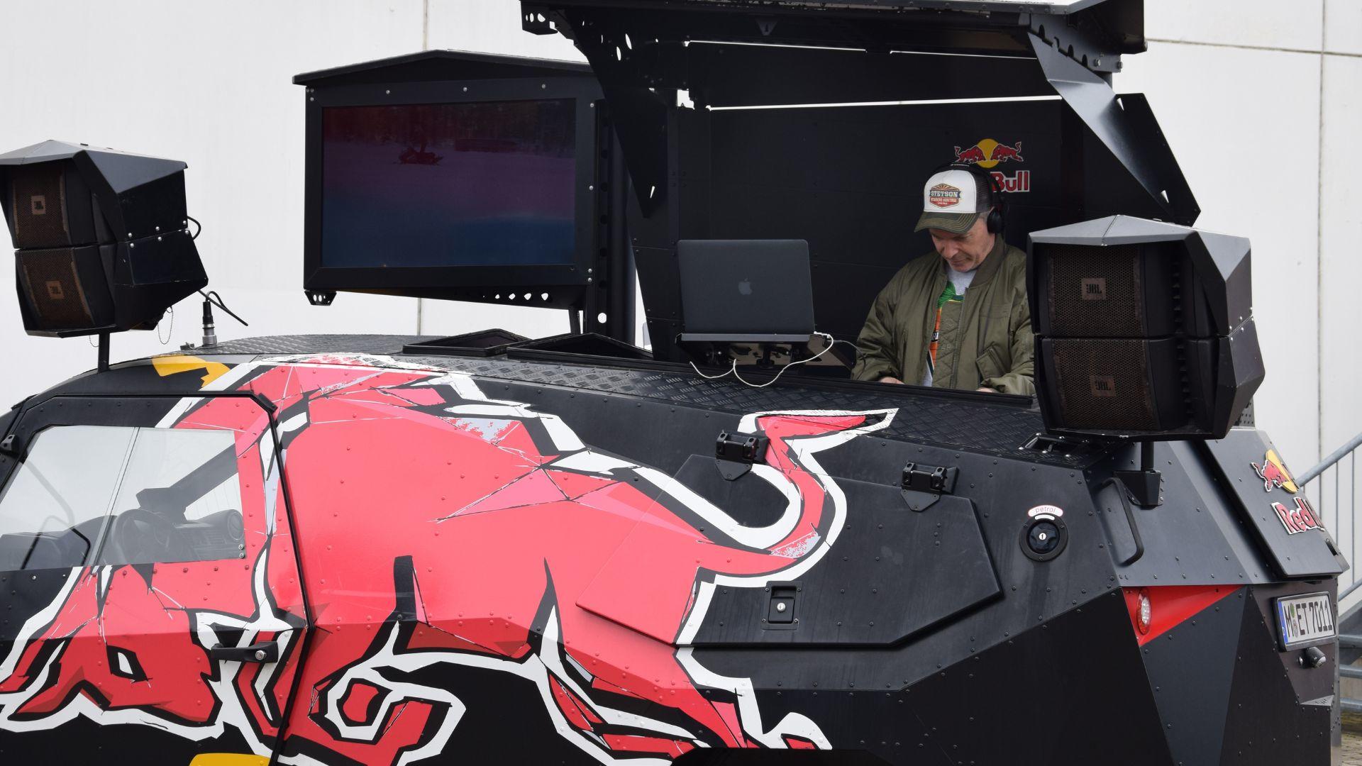 Red Bull Eventcar mit DJ